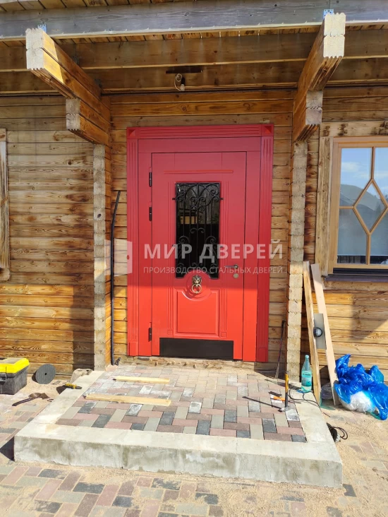 Красная парадная дверь с ковкой - фото